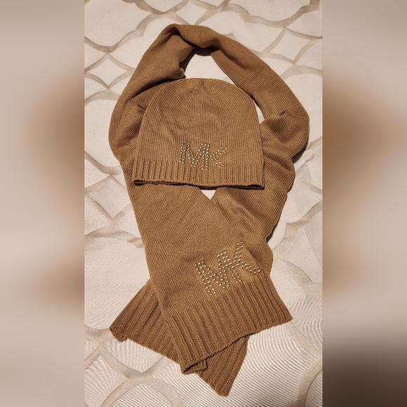 Michael Kors matching hat and scarf set - Picture 2 of 4
